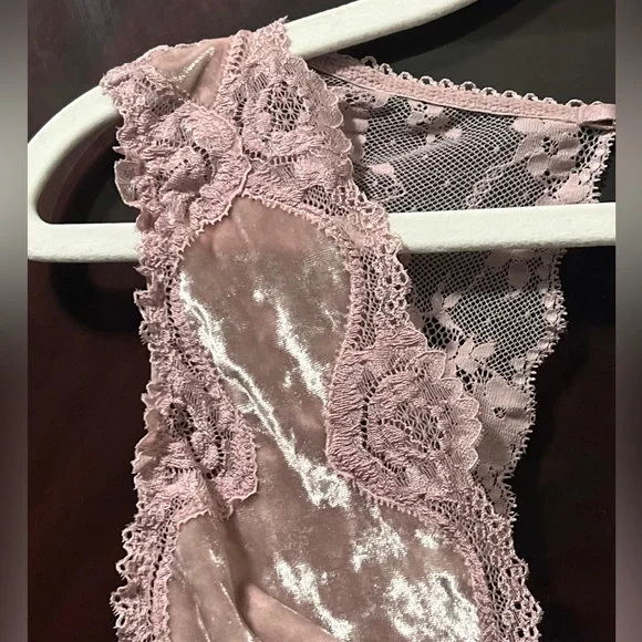 VS VICTORIA SECRET DREAM ANGELS Sheer CRUSHED VELVET Pink Underwire Bralette - Picture 4 of 10